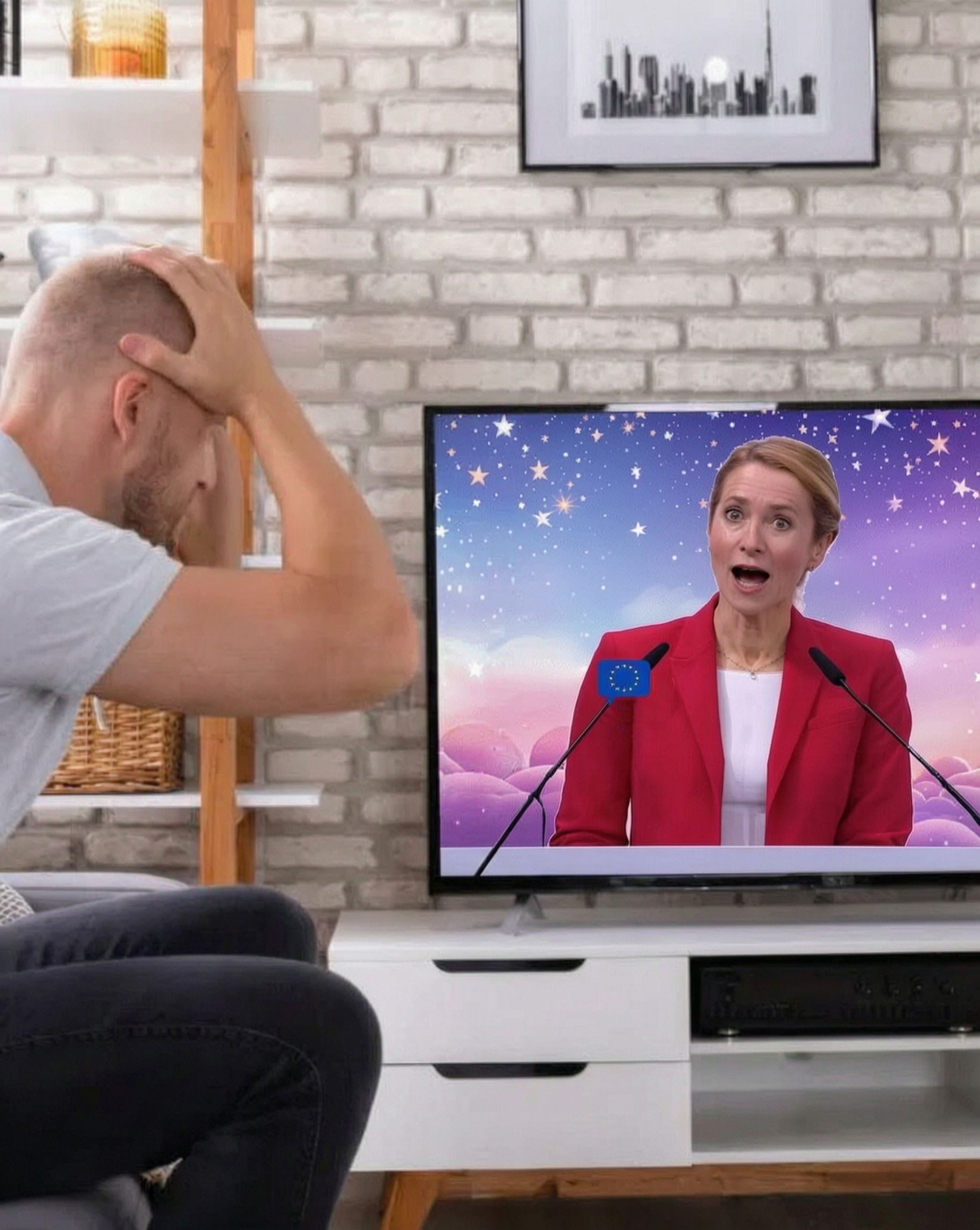 Ein Mann sitzt vor dem Fernseher und schlaegt die Haende ueber dem Kopf zusammen, waehrend darin die EU-Aussenbeauftragte an einem Rednerpult spricht