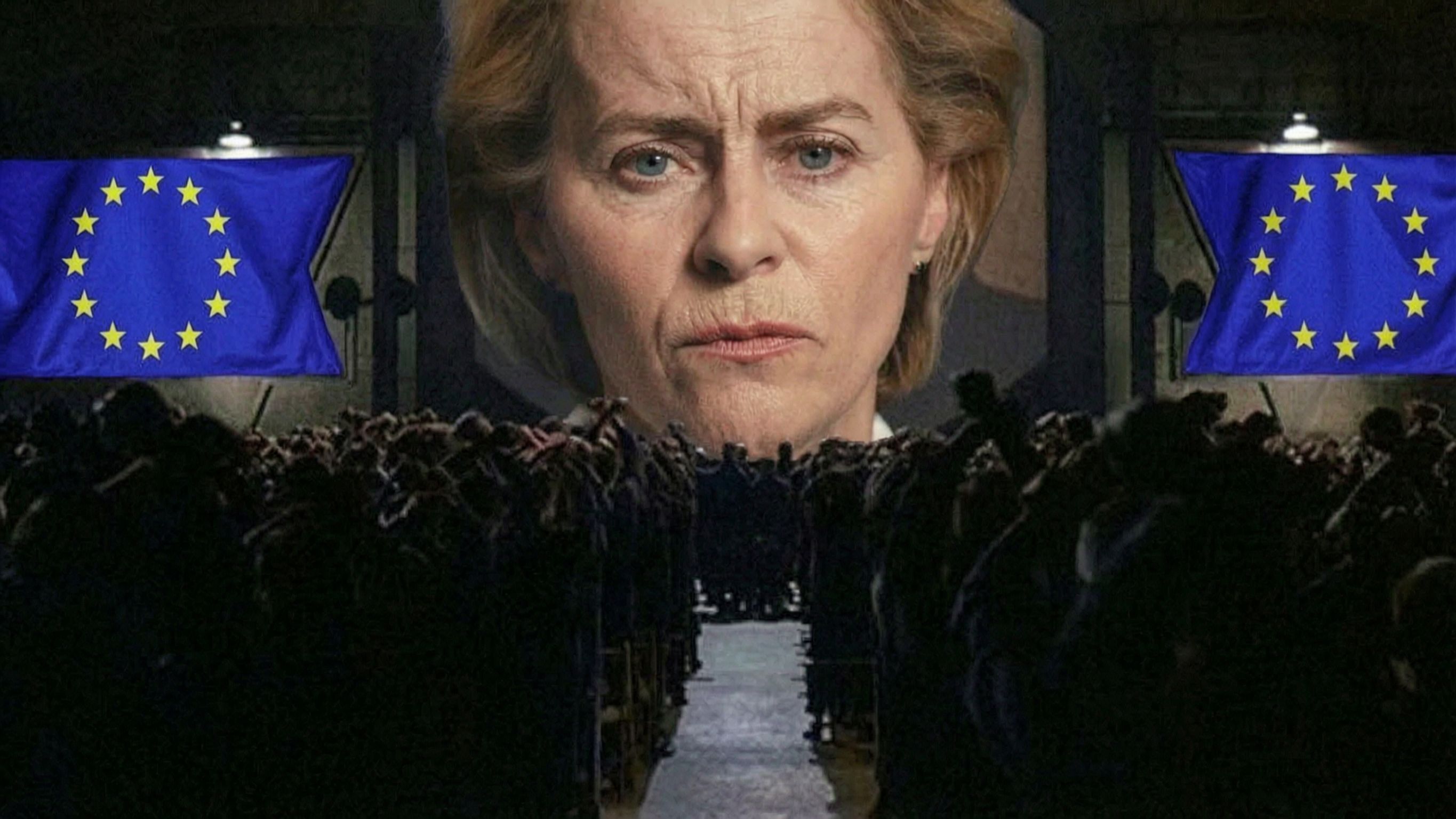 Das Gesicht der EU-Kommissionspraesidentin auf einer grossen Leinwand ueber einer dunklen Menschenmenge, flankiert von zwei Europafahnen