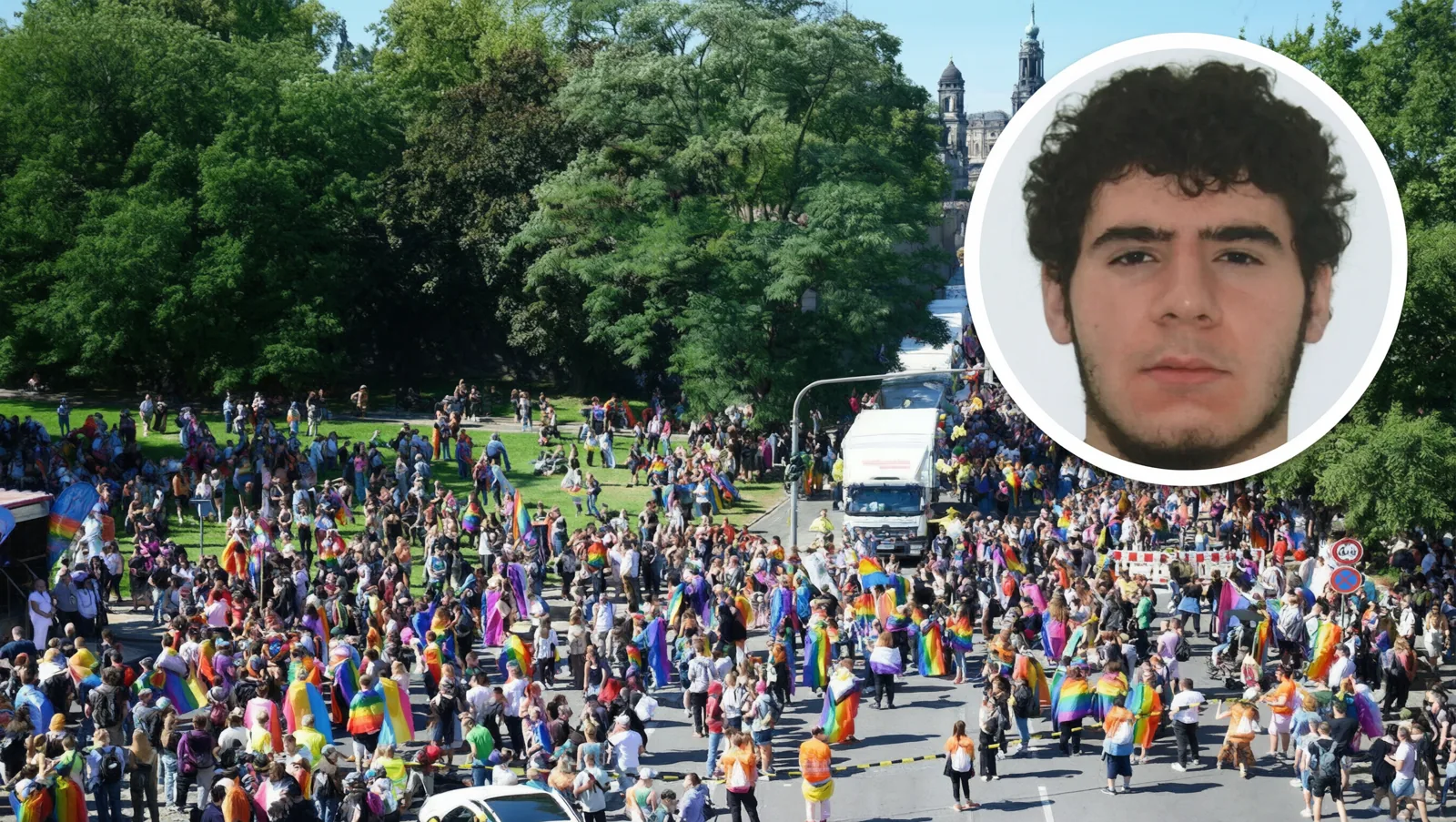 Eine Menschenmenge beim Berliner CSD mit Regenbogenfahnen und einem weissen Transporter, im Kreis eingesetzt das Polizei-Fahndungsfoto des Verdaechtigen