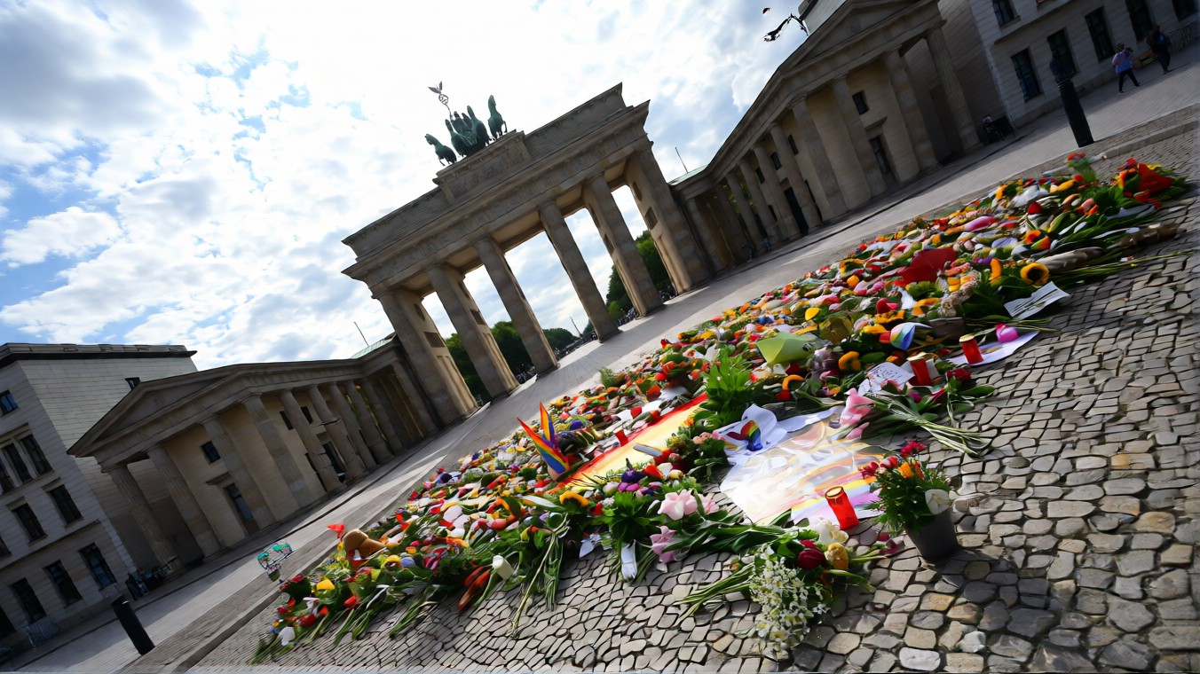 Blumen, Kerzen und Gedenkzeichen vor dem Brandenburger Tor in Berlin