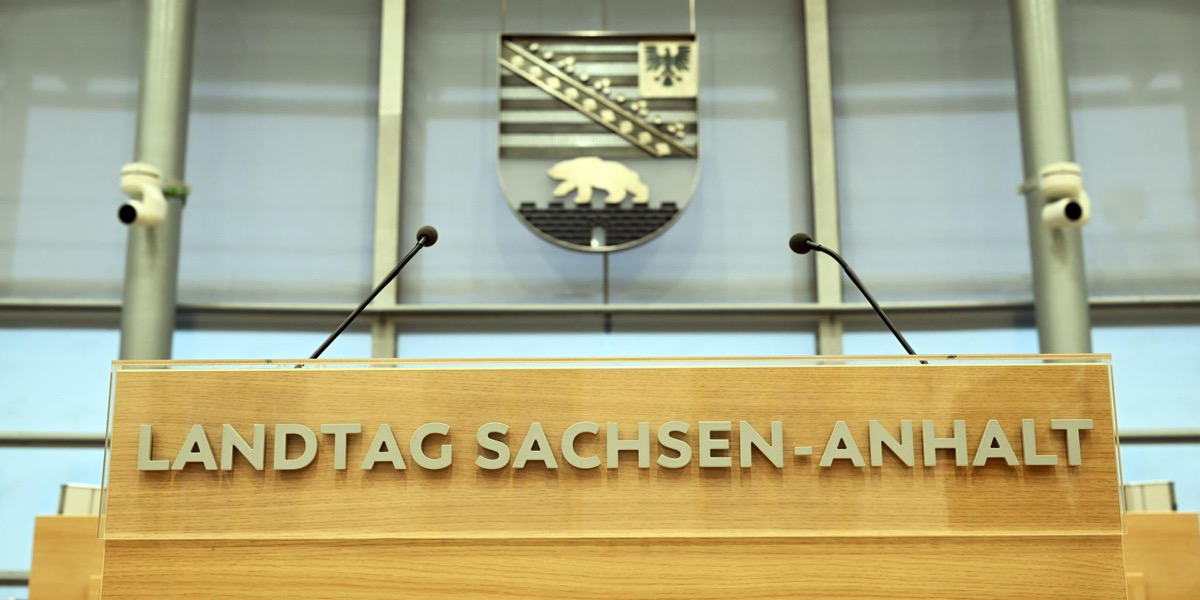 Leeres Rednerpult im Landtag von Sachsen-Anhalt