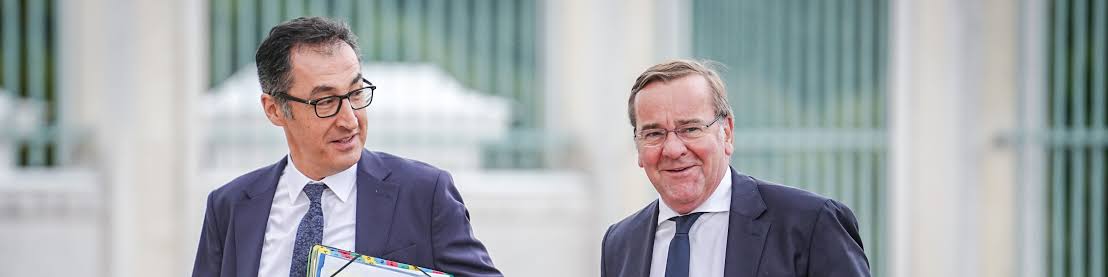 Cem Özdemir und Boris Pistorius stehen nebeneinander