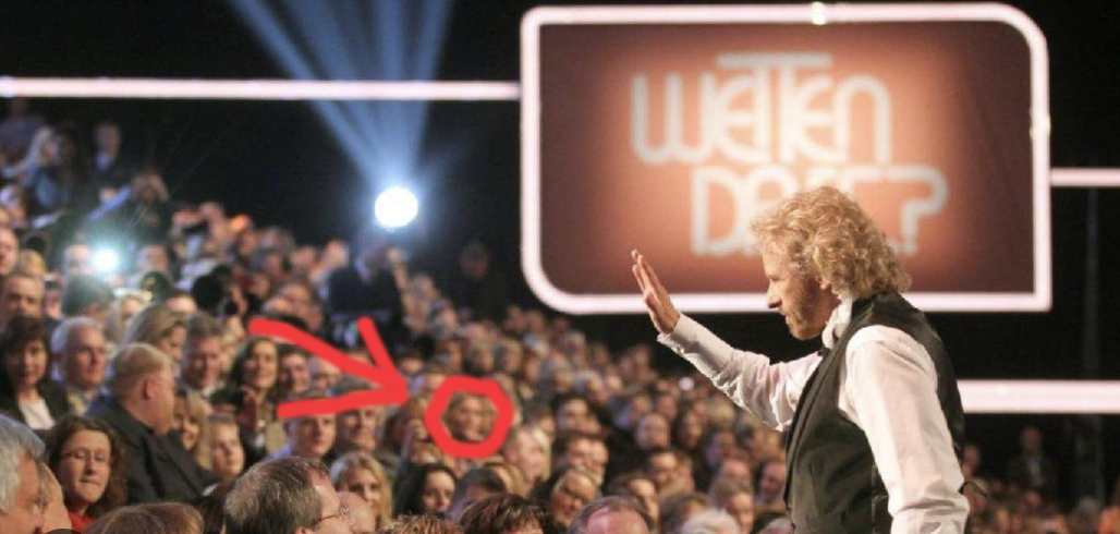 Satire-Montage: Eine alte Wetten-dass-Sendung mit rotem Pfeil und Kreis um eine Zuschauerin in der vierten Reihe
