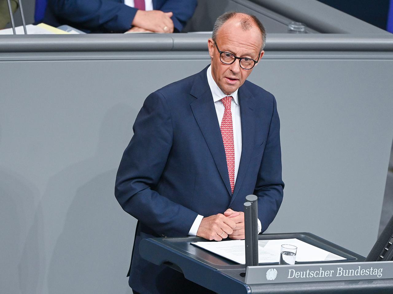 Friedrich Merz spricht am Rednerpult des Deutschen Bundestages
