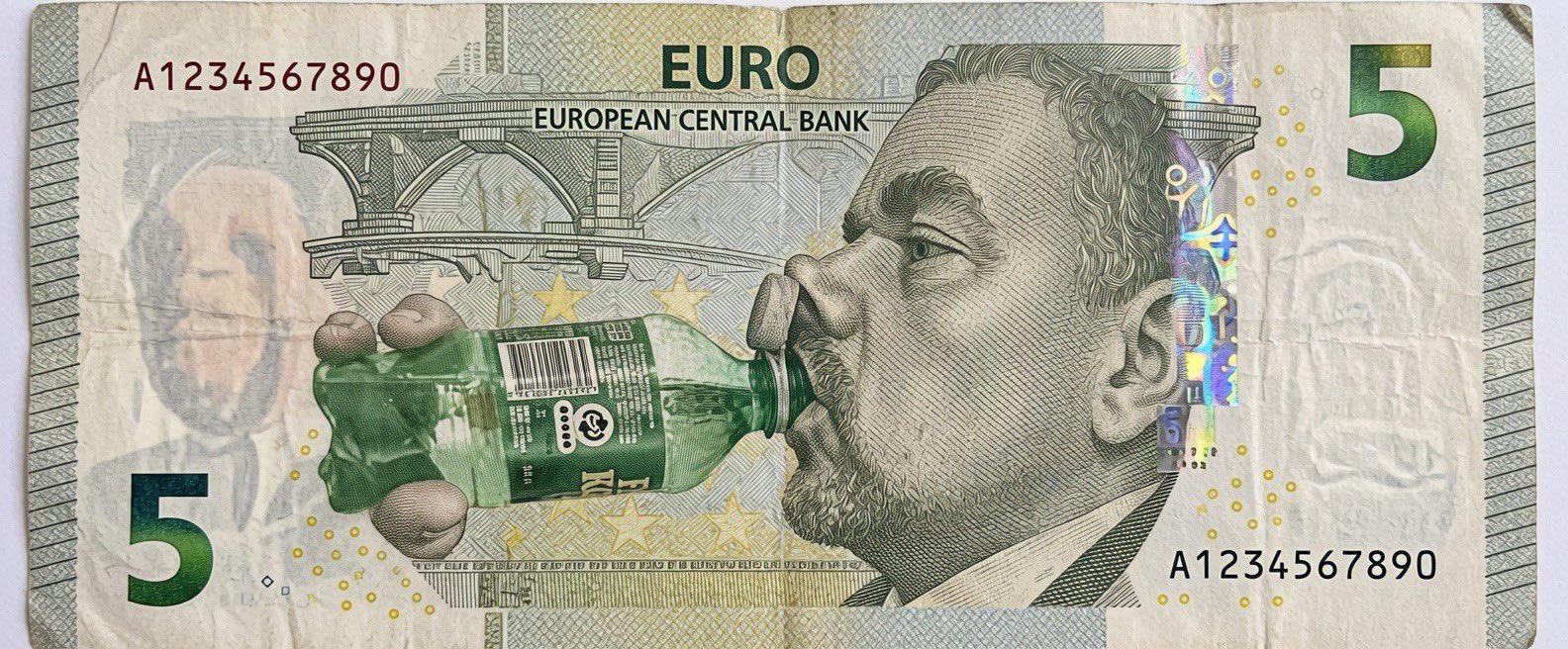 Satirischer Entwurf eines Fünf-Euro-Scheins mit einem bärtigen Mann, der aus einer grünen Flasche trinkt