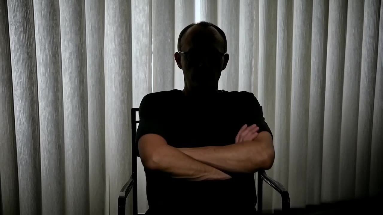 Standbild aus dem Satirevideo: verfremdeter Insider im Interview
