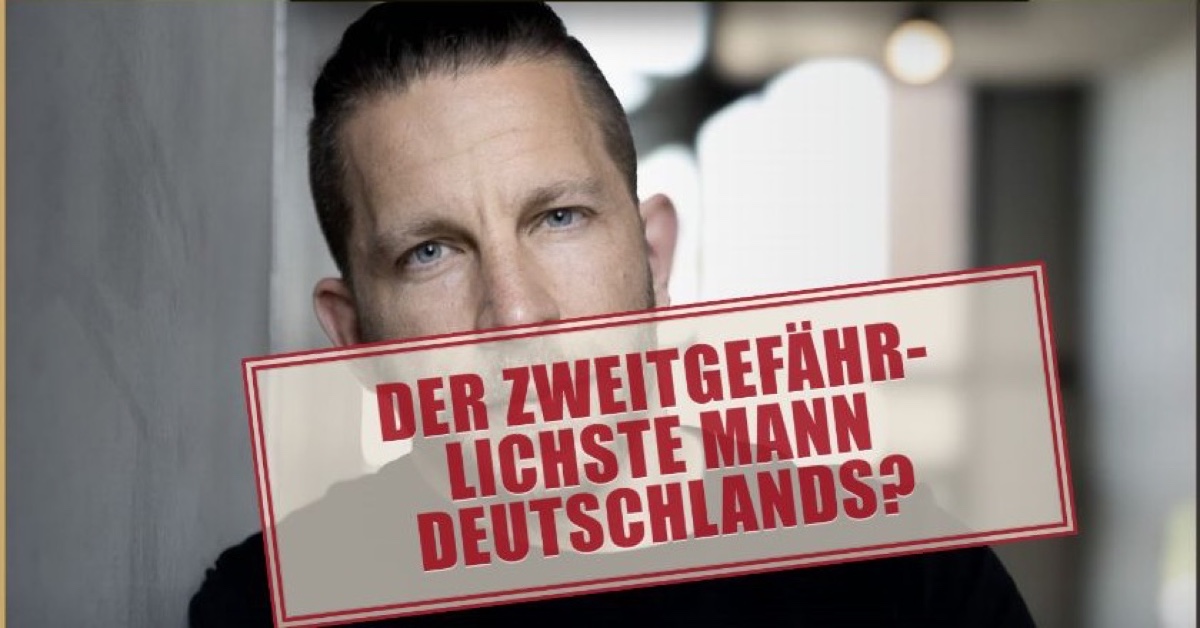 Der Ben-Stempelautomat drückt einen roten Satire-Stempel auf das Porträt von Ben Berndt